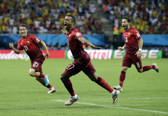 गोल दागने के बाद खुशी का इजहार करते पुर्तगाल के खिलाड़ी