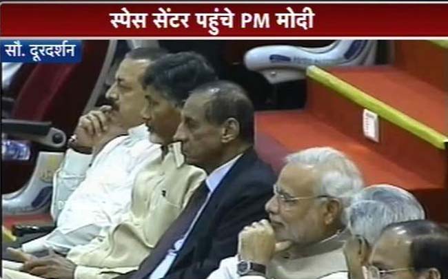 सतीश धवन स्‍पेस सेंटर में वैज्ञानिकों के साथ बैठे PM नरेंद्र मोदी