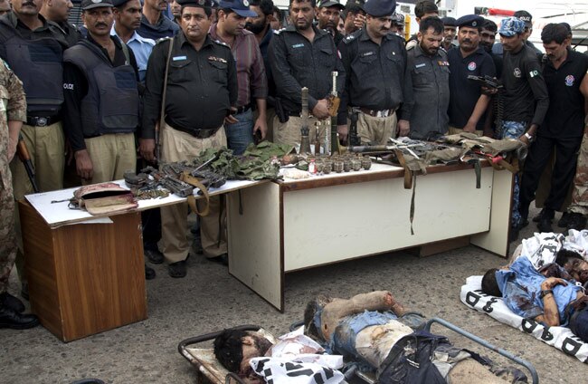 मारे गए आतंकियों के साथ पाकिस्तानी सेना के अधिकारी