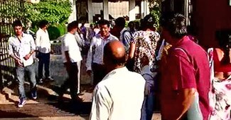 राजस्थान हाईकोर्ट परिसर के बाहर लगी छात्रों और अभिभावकों की भीड़