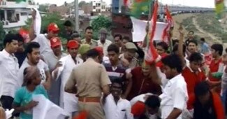 इलाहाबाद में सपा कार्यकर्ताओं का प्रदर्शन