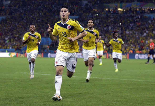 गोल करने के बाद खुशी मनाते कोलंबिया के खिलाड़ी