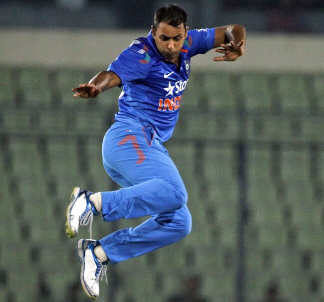 विकेट लेने के बाद खुशी का इजहार करते हुए स्टुअर्ट बिन्नी