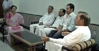 बागी विधायकों के साथ शरद यादव