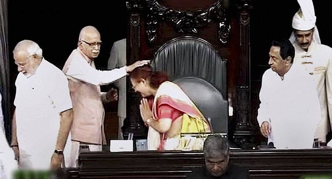 लोकसभा की दूसरी महिला स्पीकर बनीं सुमित्रा महाजन, लिया वयोवृद्ध एल के आडवाणी का आशीर्वाद