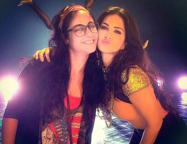 'पिंक लिप्‍स' की शूटिंग के दौरान सनी लियोन कोरियोग्राफर गैटी सिद्दकी के साथ.