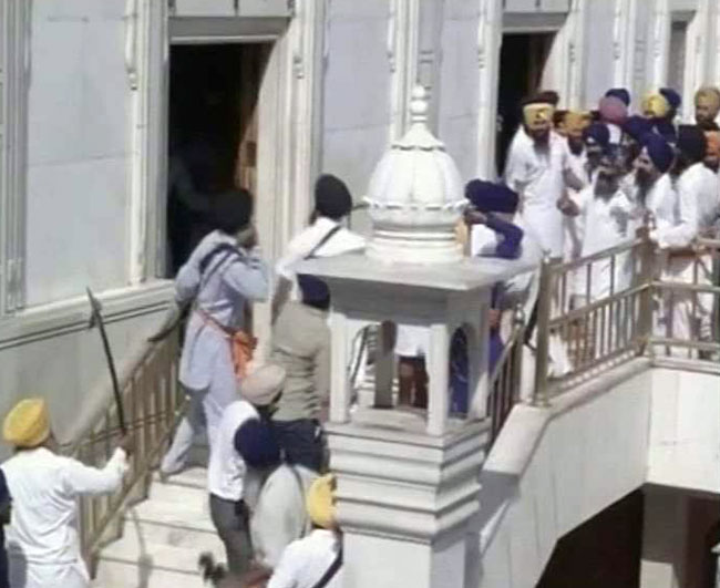 कुछ इस तरह हुई स्‍वर्ण मंदिर में तलवारबाजी...