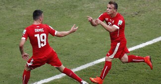 जश्न मनाते स्विट्जरलैंड के खिलाड़ी