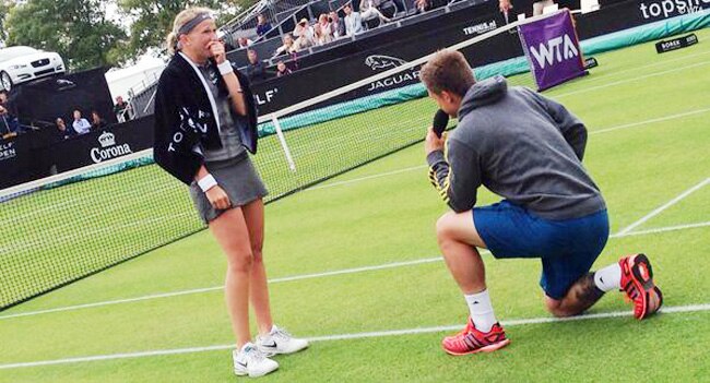 मिशेला क्राइसेक के सामने शादी का प्रस्‍ताव रखते मार्टिन एमरिच