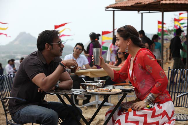 अजय देवगन के साथ करीना कपूर