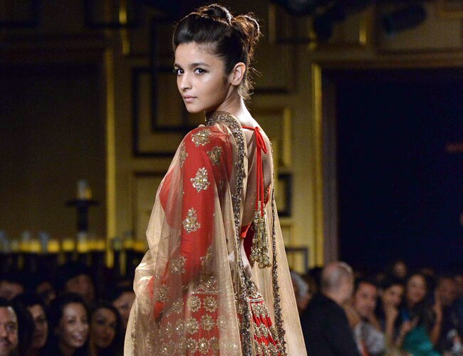 25 किलोग्राम का लहंगा पहन रैंप पर चलीं आलिया