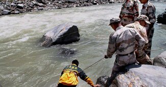 तलाशी अभियान में जुटे जवान