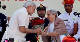 नरेंद्र मोदी और कमला बेनीवाल (फाइल फोटो)