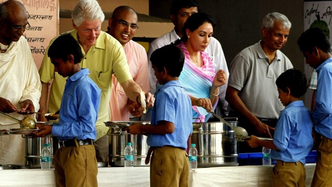 क्लिंटन जयपुर में स्कूली छात्रों को खाना सर्व करते हुए