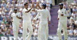 इंग्लैंड का विकेट चटकाने के बाद टीम इंडिया के धुरंधर