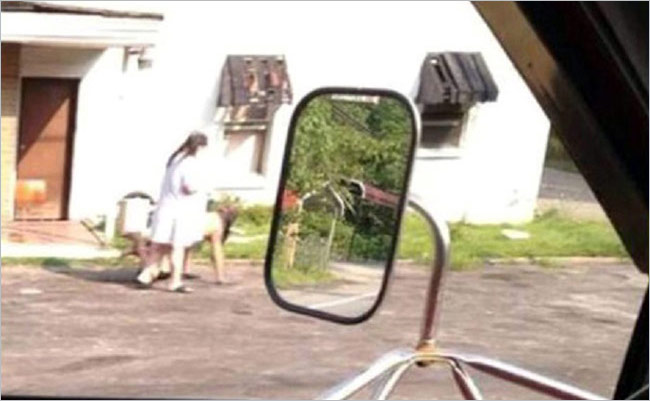 वर्जिनिया में ब्वॉयफ्रेंड को कुत्ता बनाकर घुमाती अधेड़ महिला