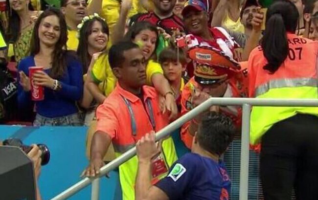 पर्सी ने गिफ्ट किया अपना मेडल और आर्मबैंड