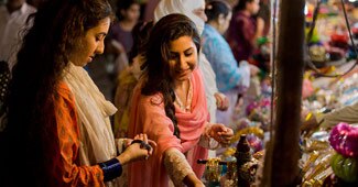 ईद की खरीददारी करती महिलाएं