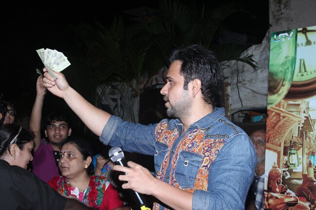 राजा नटवरलाल उर्फ इमरान हाशमी बांद्रा के एक थिएटर में