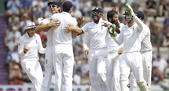 जीत का जश्न मनाती इंग्लैंड की टीम