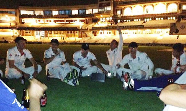 एशेज 2013 में जीत के बाद ओवल पिच पर शराब पीते इंग्लैंड के क्रिकेटर