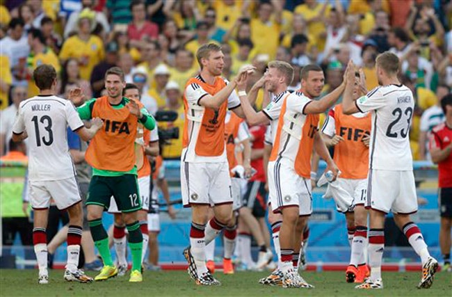 फ्रांस पर जीत का जश्‍न मनाते जर्मनी के खिलाड़ी