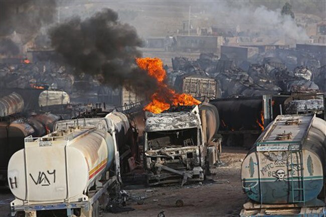 आग के हवाले किए गए ट्रक