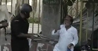 प्रदर्शनकारियों को पीटती पुलिस
