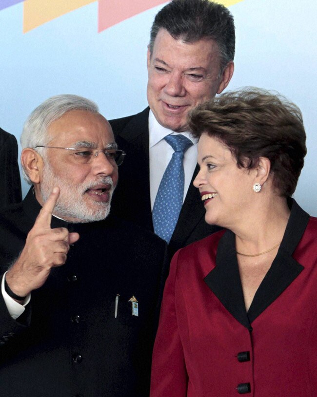 ब्रिक्स सम्मेलन के दौरान ब्राजीली राष्ट्रपति डिल्मा रौसेफ के साथ PM नरेंद्र मोदी
