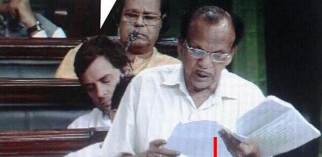 लोकसभा में सोते राहुल गांधी...
