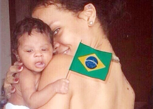 पॉप स्टार रिहाना अपनी भांजी के साथ