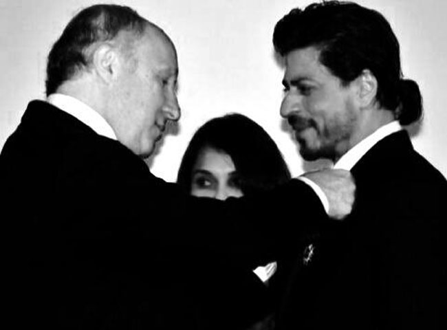 शाहरुख खान को सम्‍मान देते फ्रांस के विदेश मंत्री लौरेंट फेबियस