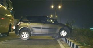 घटना के बाद बीच सड़क पर विनोद राणा की स्वि‍फ्ट कार