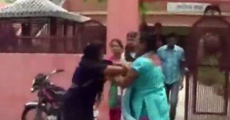 अलीगढ़: पत्नी ने पति की प्रेमिका को पीटा