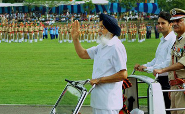 स्वतंत्रता दिवस समारोह के दौरान प्रकाश सिंह बादल