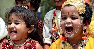 छोटे बच्चे बड़ी संख्या में होते हैं शामिल