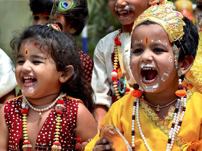 माखनचोर बने बच्चे