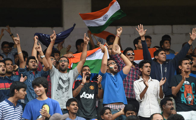 स्टेडियम में मैच का आनंद उठाते दर्शक