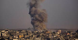 गाजा में हवाई हमले की एक तस्वीर