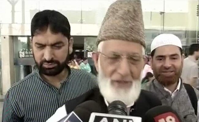 श्रीनगर से दिल्‍ली रवानगी के दौरान सैयद अली शाह गिलानी