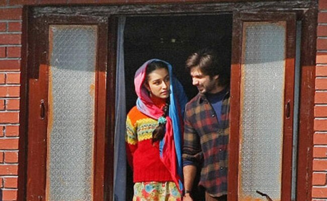 'हैदर' के एक सीन में शाहिद कपूर और श्रद्धा कपूर