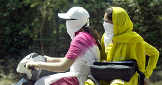 महिलाओं के लिए भी हेलमेट जरूरी