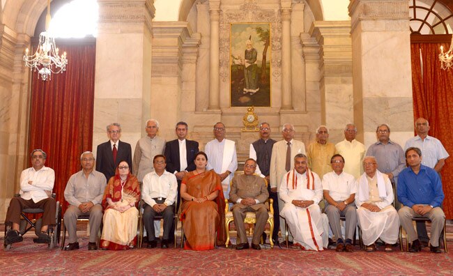 हिंदी सेवी सम्मान समारोह के दौरान राष्ट्रपति प्रणब मुखर्जी के साथ सम्मानित लोग