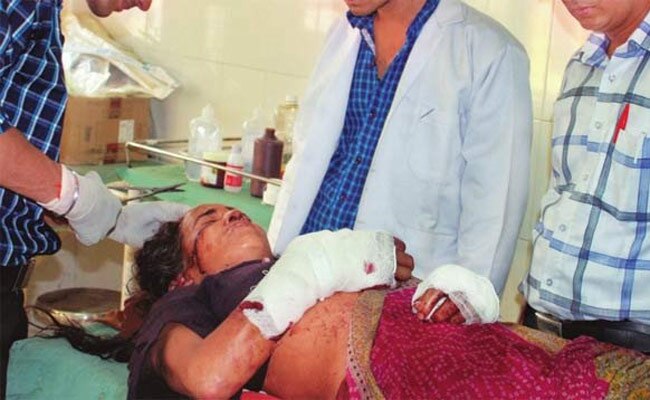 घायल कमला देवी और इलाज में जुटे डॉक्टर