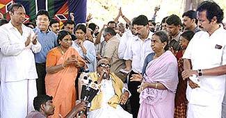 करुणानिधि के बायें जामुनी साड़ी में खड़ी हैं दयालु अम्माल