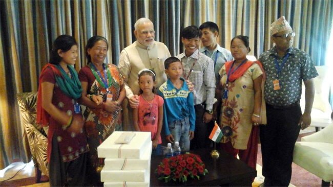 जीत बहादुर और उसके परिवार वालों के साथ नरेंद्र मोदी