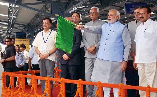 कटरा-ऊधमपुर ट्रेन को हरी झंडी दिखाते हुए प्रधानमंत्री नरेंद्र मोदी