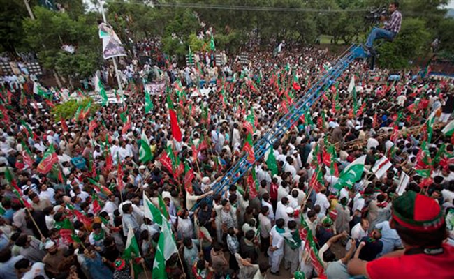 इस्लामाबाद में जुटे प्रदर्शनकारी (फोटो: एपी)