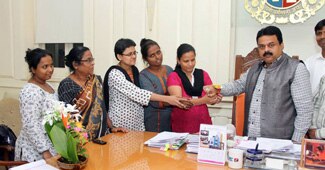 BMC कमिश्‍नर को विरोध में राखी बांधती महिलाएं