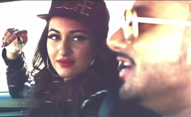 सोनाक्षी सिन्हा और योयो हनी सिंह के म्यूजिक वीडियो देसी कलाकार का एक सीन